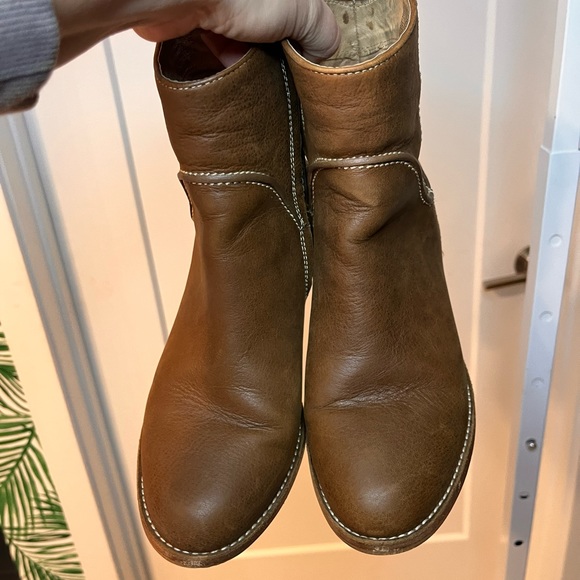 UGG Women’s Brown Leather Annie Boot Size 9 - Picture 6 of 11